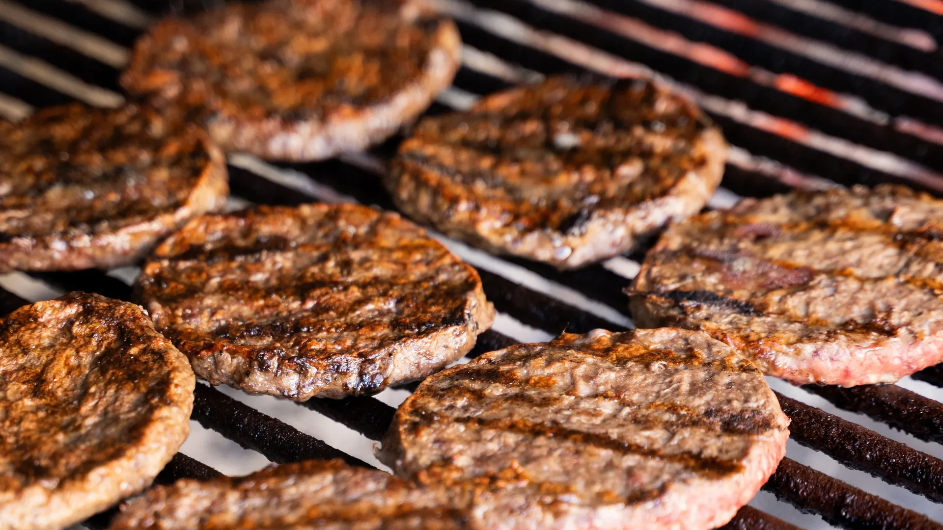 Hamburguesas Alido dorándose en la parrilla